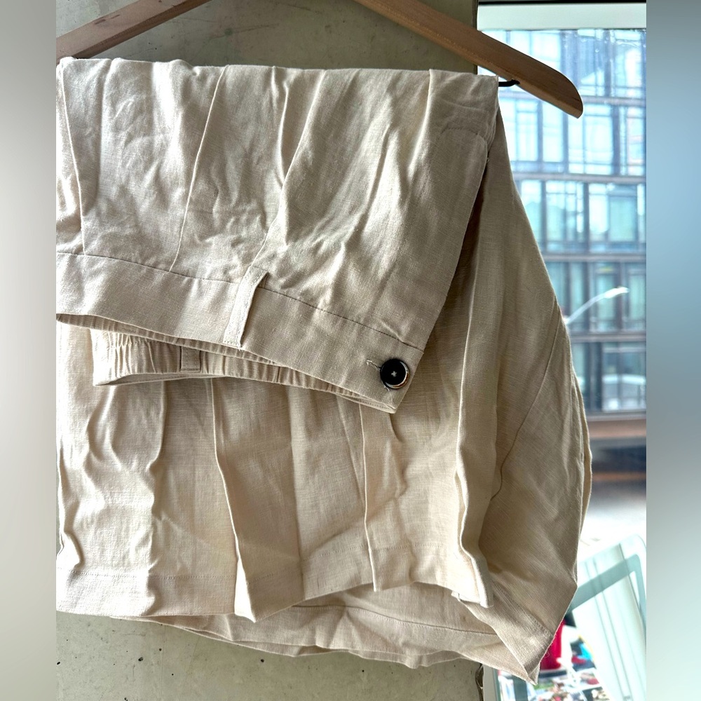 Universal Standard Seaport Tailored Linen Short in Ecru, size M (US 18/20)